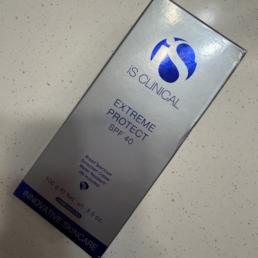 iS Clinical Extreme Protect SPF 40 Broad Spectrum Sunscreen EXP10/26